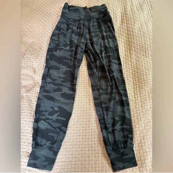 ATHLETA SALUTATION HIGH RISE
JOGGER IN CAMO PRINT WOMEN'S SIZE XS - Picture 7 of 10